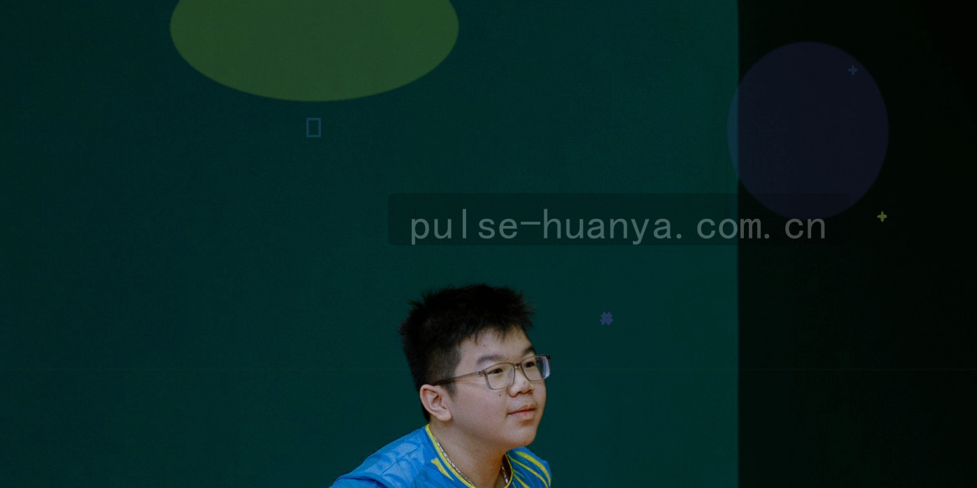 深墨绿底色上排列的规则网格与刻度线抽象图形
